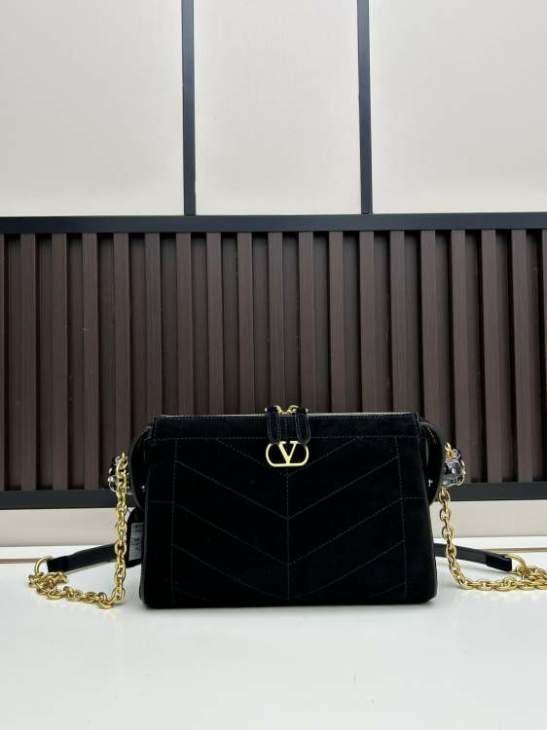 Picture of Valentino Handbags _SKUfw221784320fw